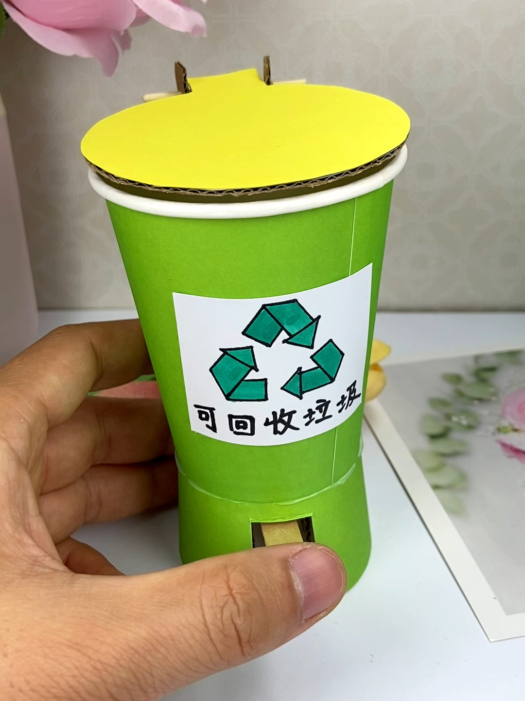 用完的纸杯不要丢,一起来制作一个可回收垃圾桶吧!非常简单!