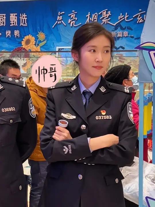 上海警察节活动遇到美丽大方的警察小姐姐姜又文,她微微一笑真美!
