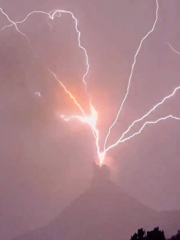 闪电雨击中火山口,艾特你朋友也来看看