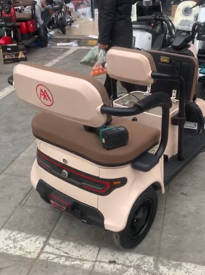 一款精致小巧高端城市休闲三轮～爱玛小海豚