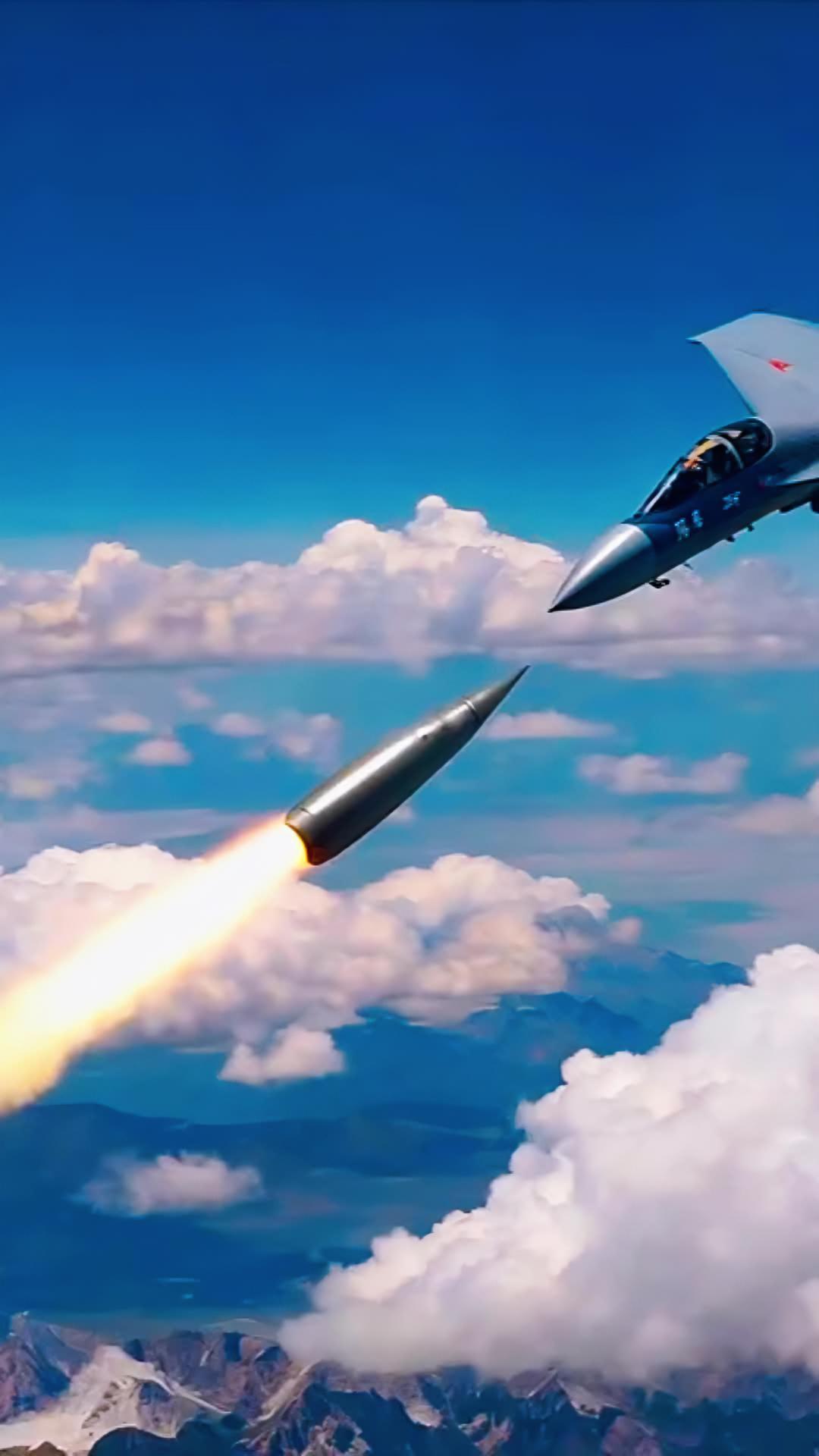 一枚导弹拖着尾焰精准命中印度"阵风"战机,机身瞬间爆成火球