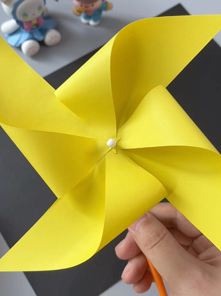 用彩纸和吸管做简单好玩的小风车-度小视