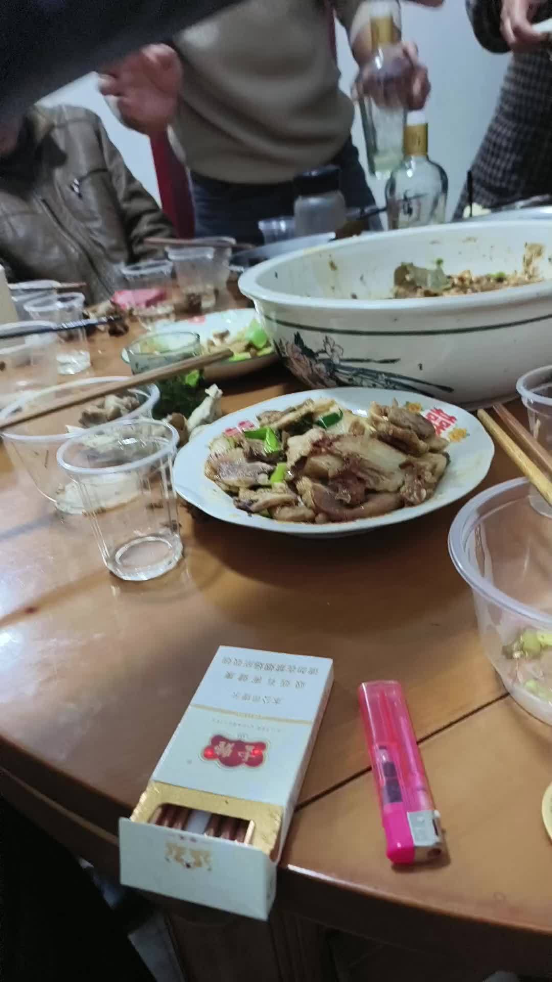 朋友聚会在一起喝酒嗨起来 把酒倒满来个不醉不休 团聚时刻兄弟情