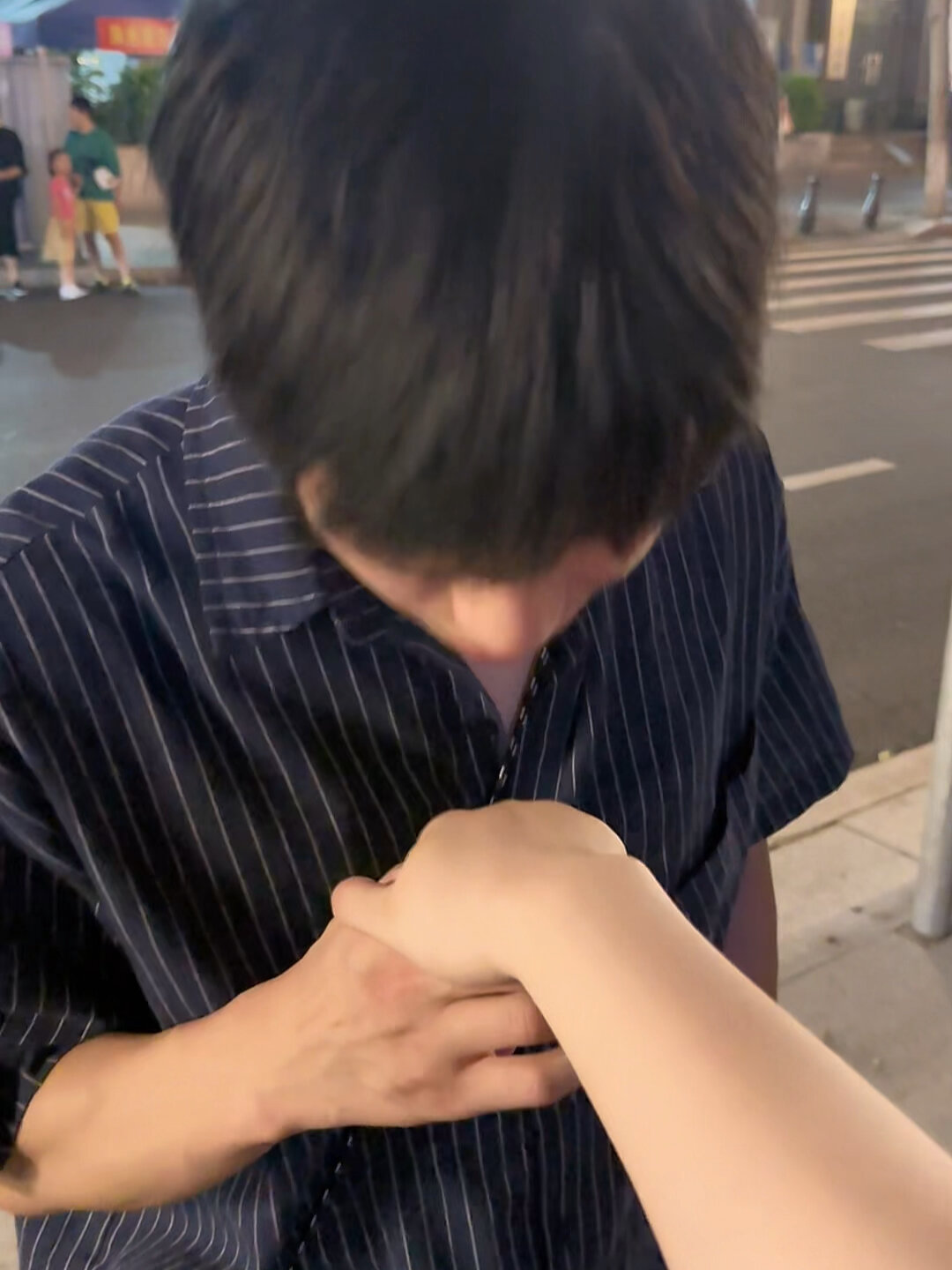 被男友亲手背真的好心动啊啊啊
