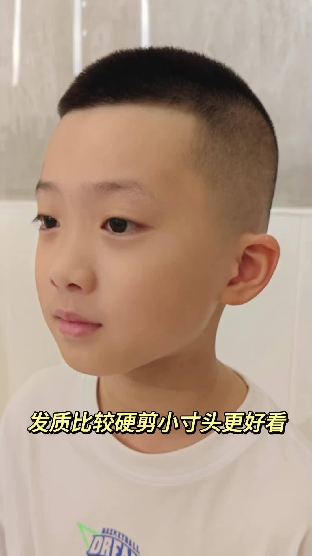 小寸头上学必备,站在班级队伍后面都能被清楚的看见,妈妈们应该冲一波