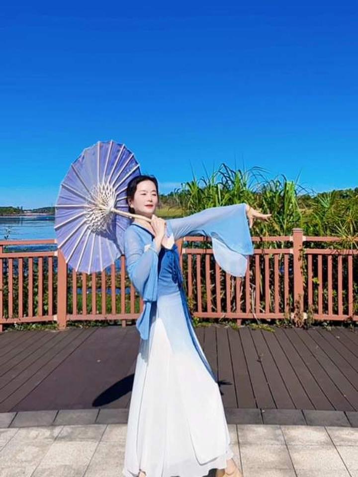 心仪了好久的一支唯美古典伞舞《故乡情》,今天不惧炎