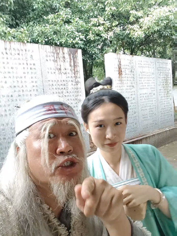 刚来当演员的一个小妹妹.祝她前途似锦.越来越好