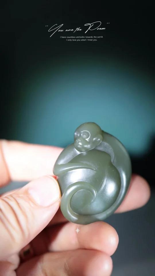 和田玉青玉双料灵猴献瑞猴子挂件