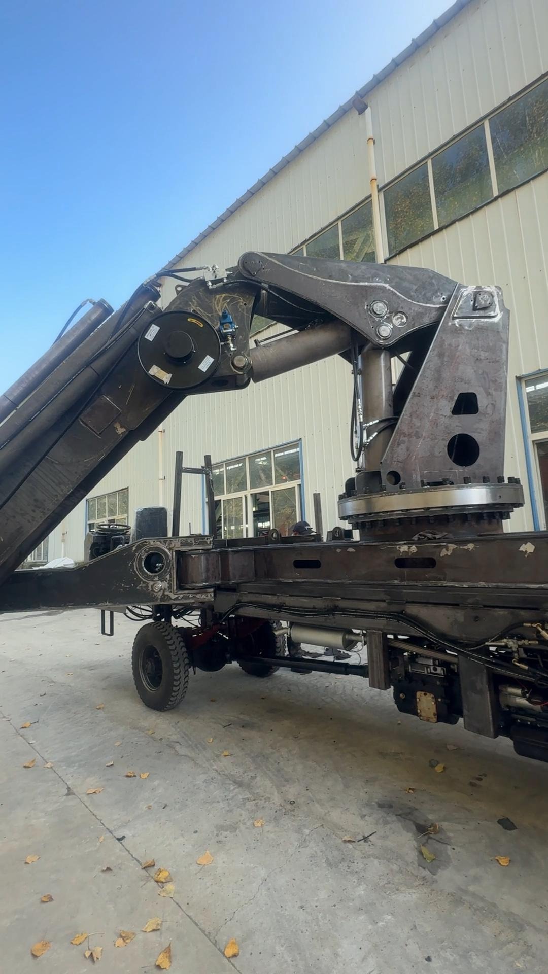 8吨车载折臂吊加工制作中