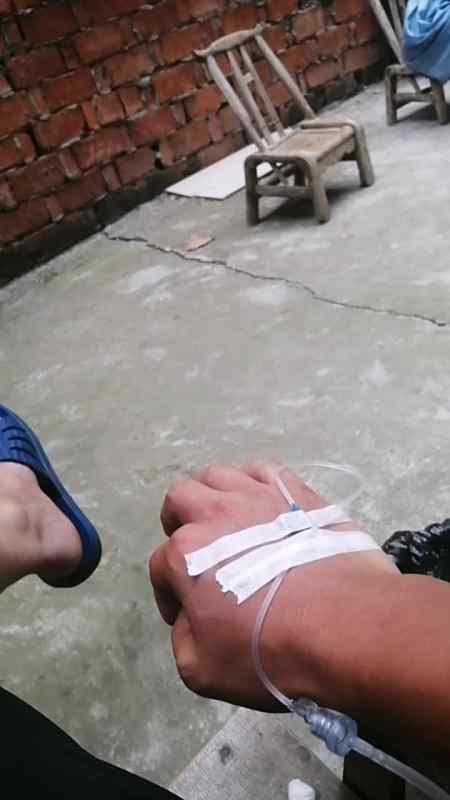 打吊瓶 一个人打点滴 身体健康比什么都重要 我们都