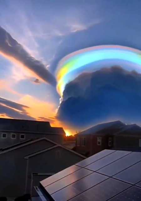 超级壮观的七彩幞状云,求个9月好运!