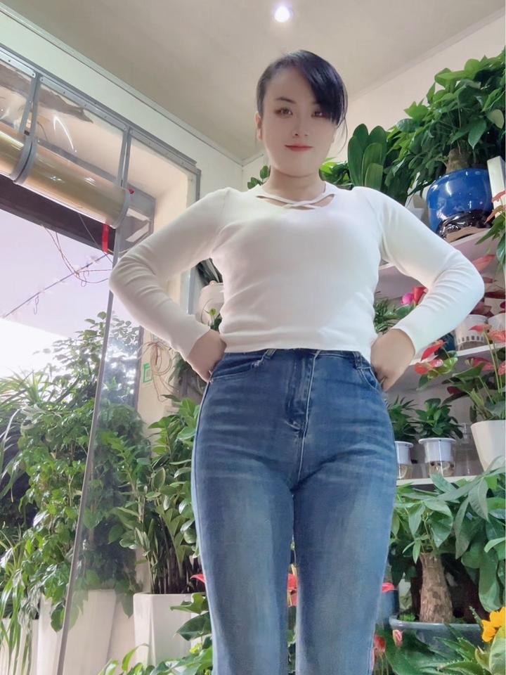 微胖女人,性感牛仔裤,秀出好身材