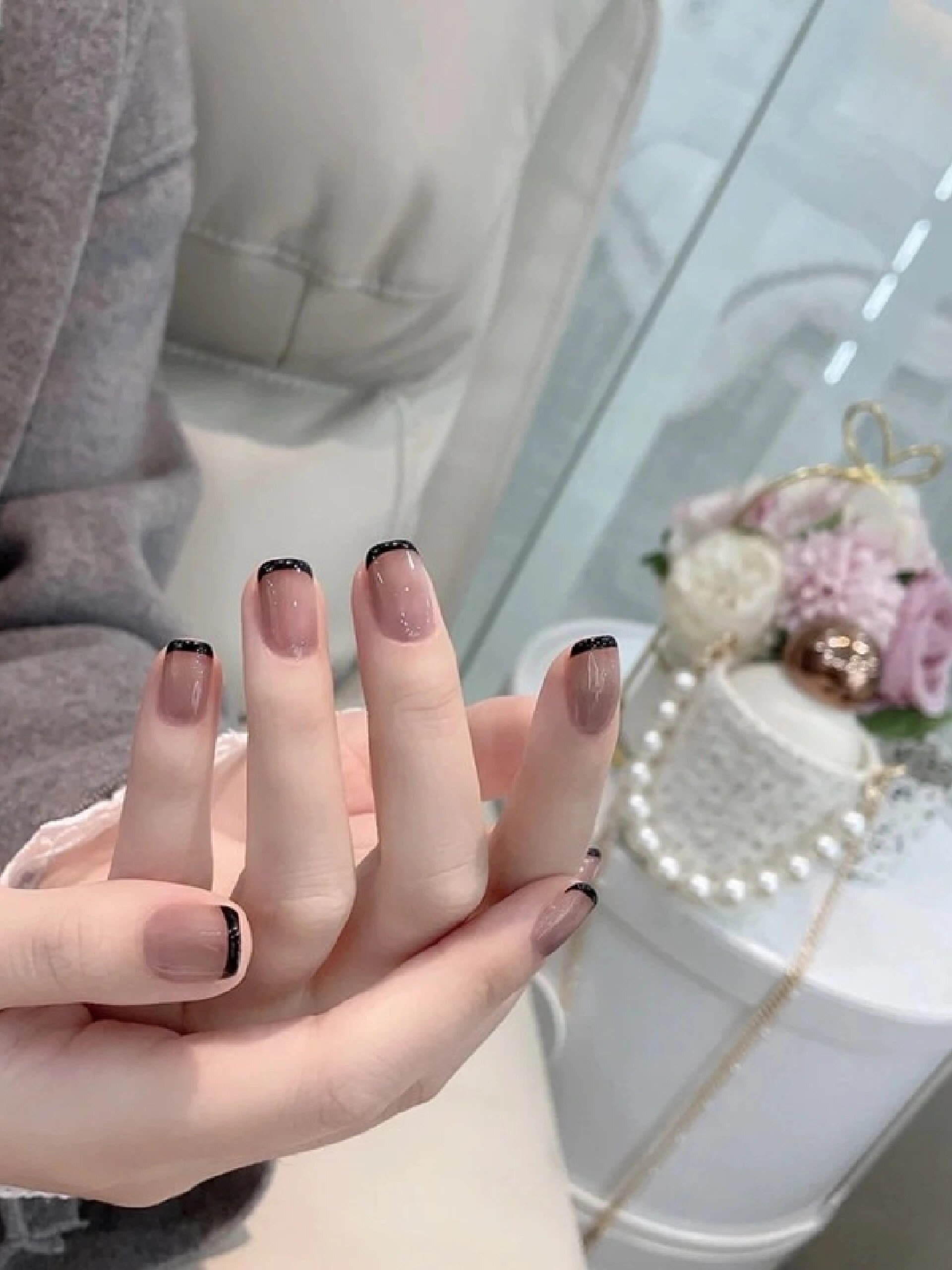 手绘法式黑边美甲满满的氛围感～巨显白