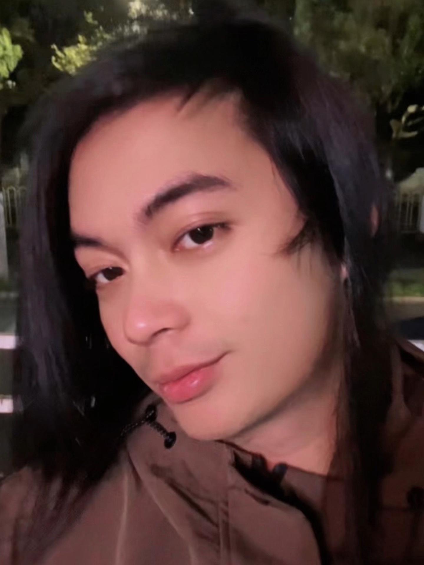 长发男生 腼腆男孩 治愈系笑容 情感共鸣