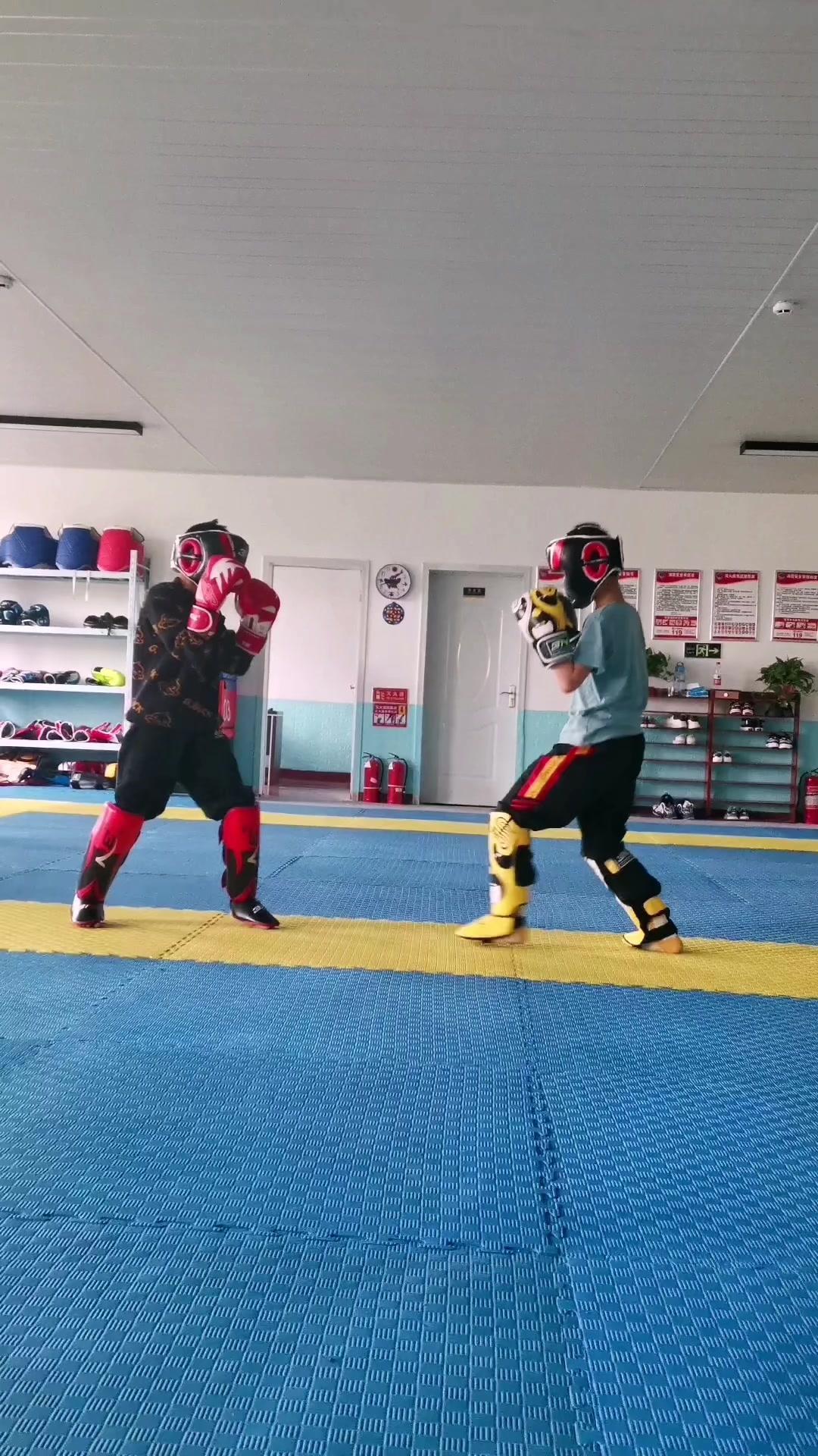 这个暑假,我在奥辉等你 少儿搏击散打 搏击男孩 日常训练 自由搏击