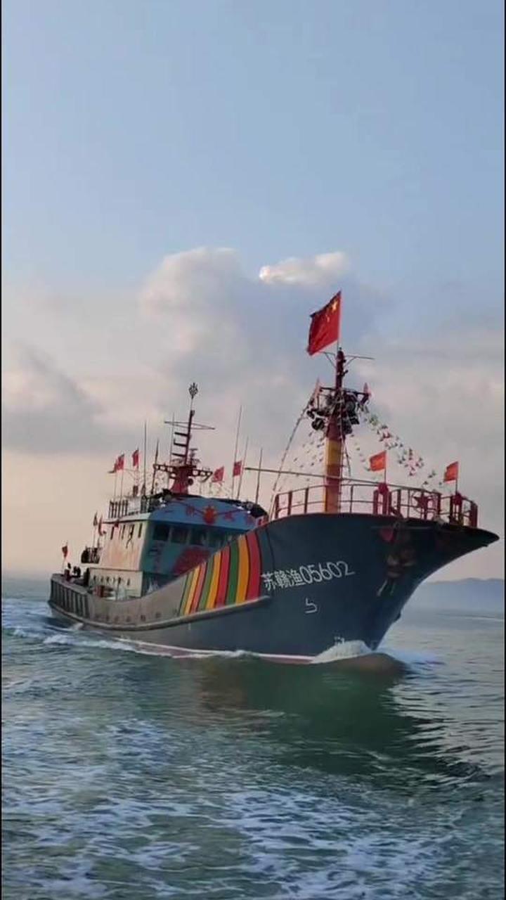 连云港的渔船都挺漂亮的,让人眼前一亮