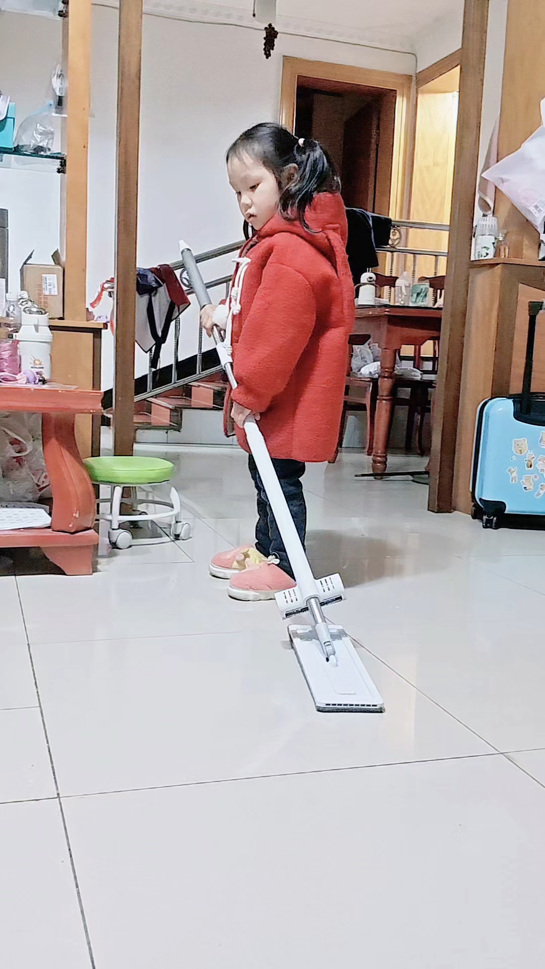 小宝贝又在拖地啦