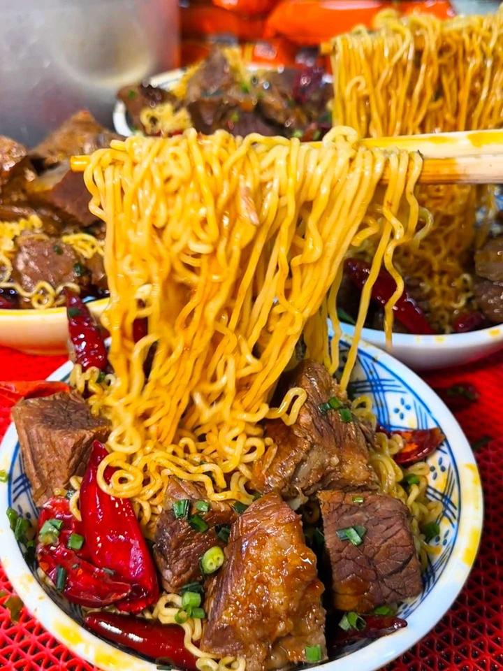 南京街头牛肉泡面有多绝!不愧是小吃之都!