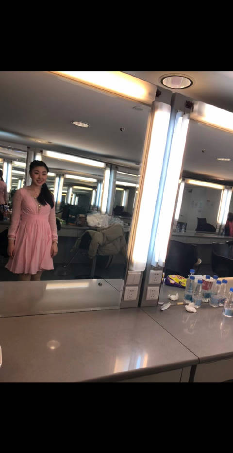 肖洋化妆间后台剧照大曝光 歌手肖洋