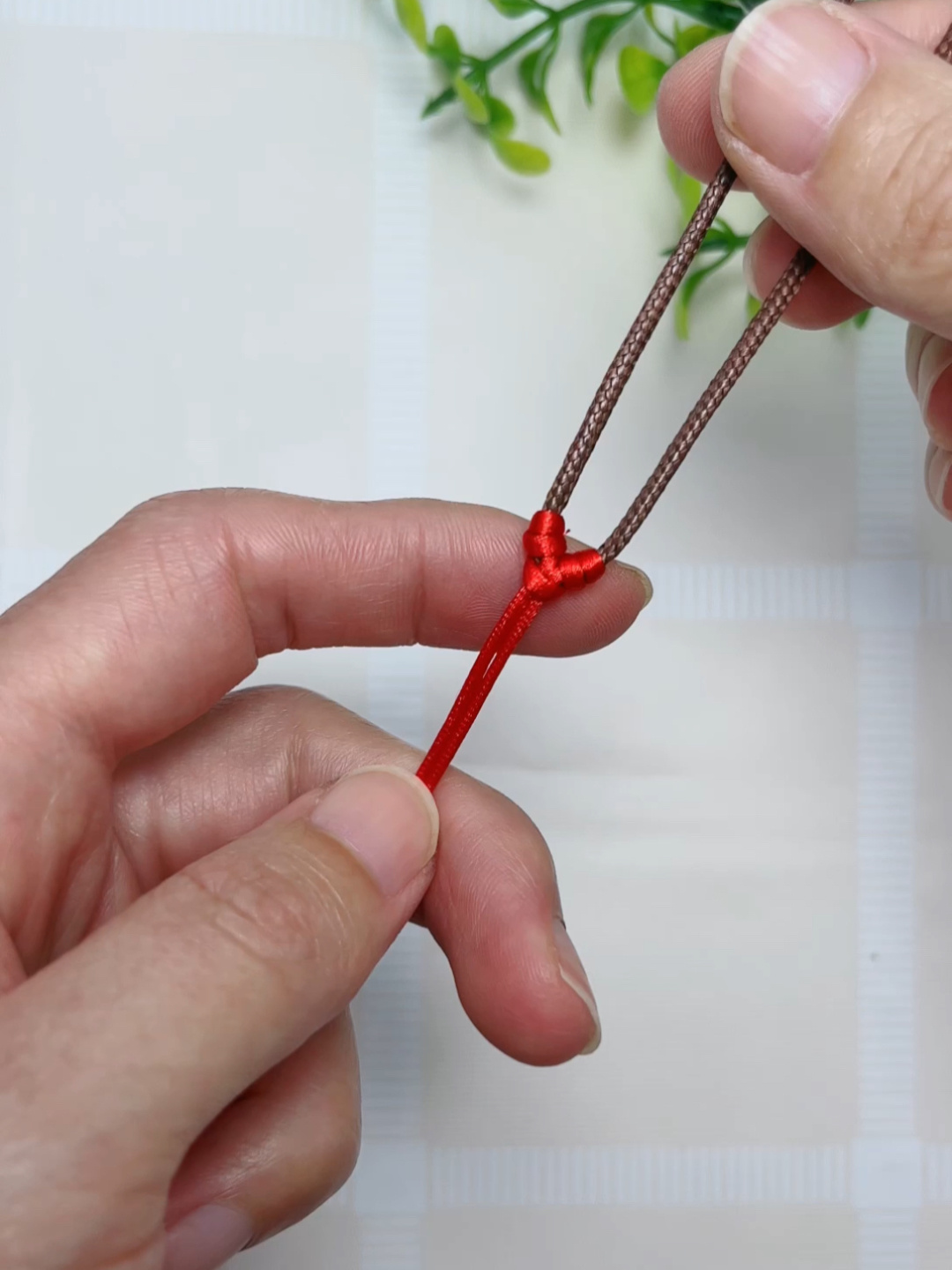 吊坠绳这样绑 一看就会