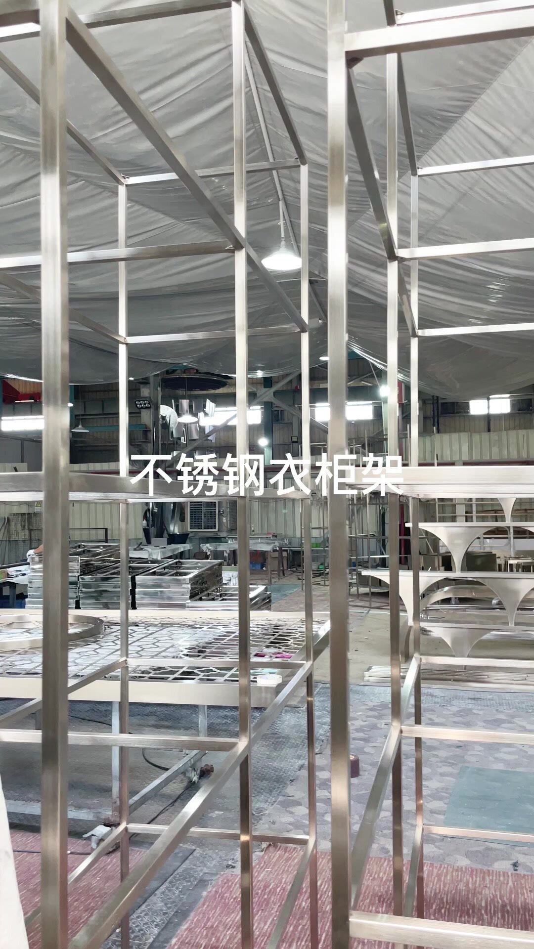 无缝焊接稳固又美观的不锈钢金属玻璃衣柜架