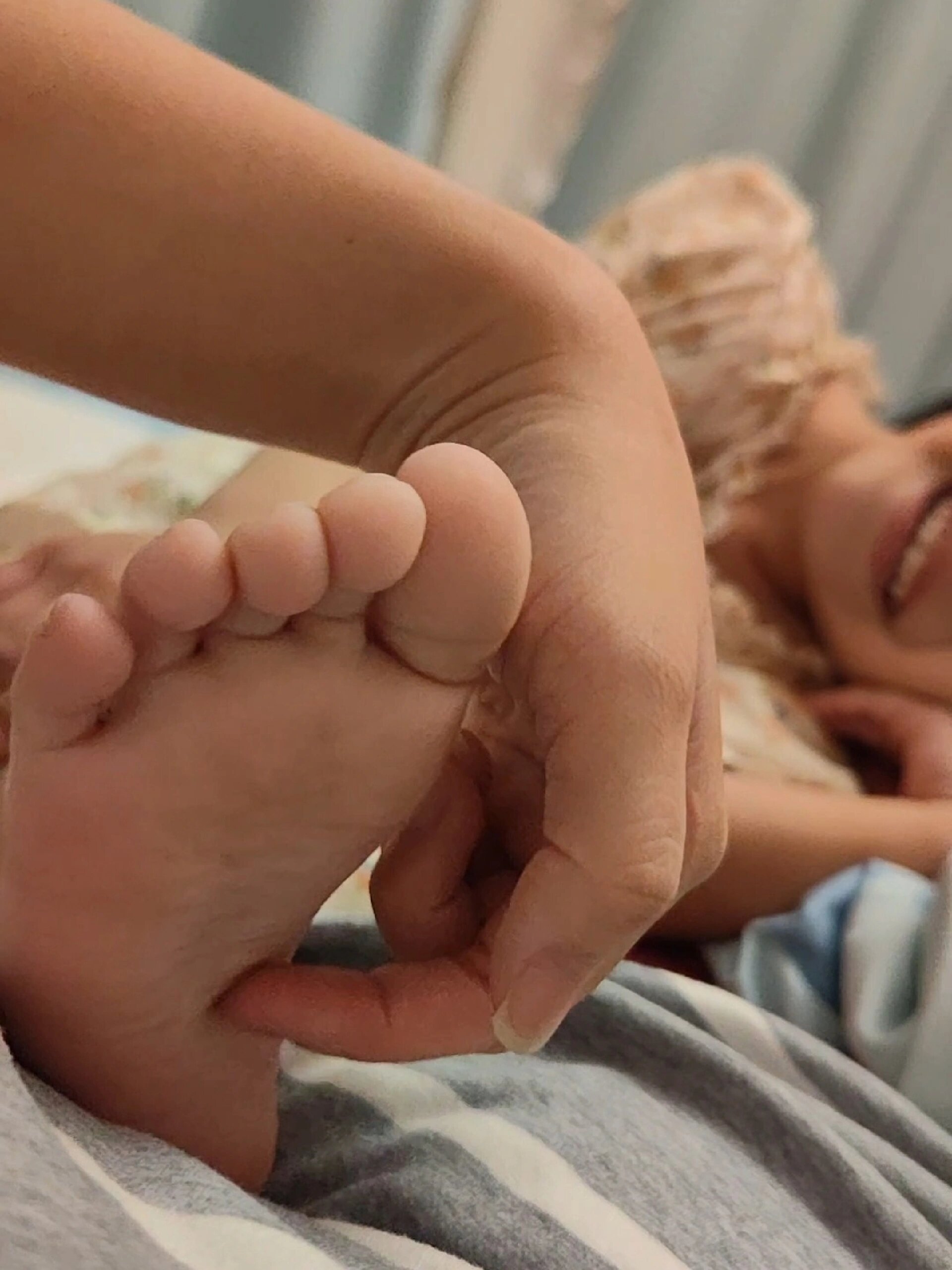 这个爱挠脚底心的人类幼崽又出现了