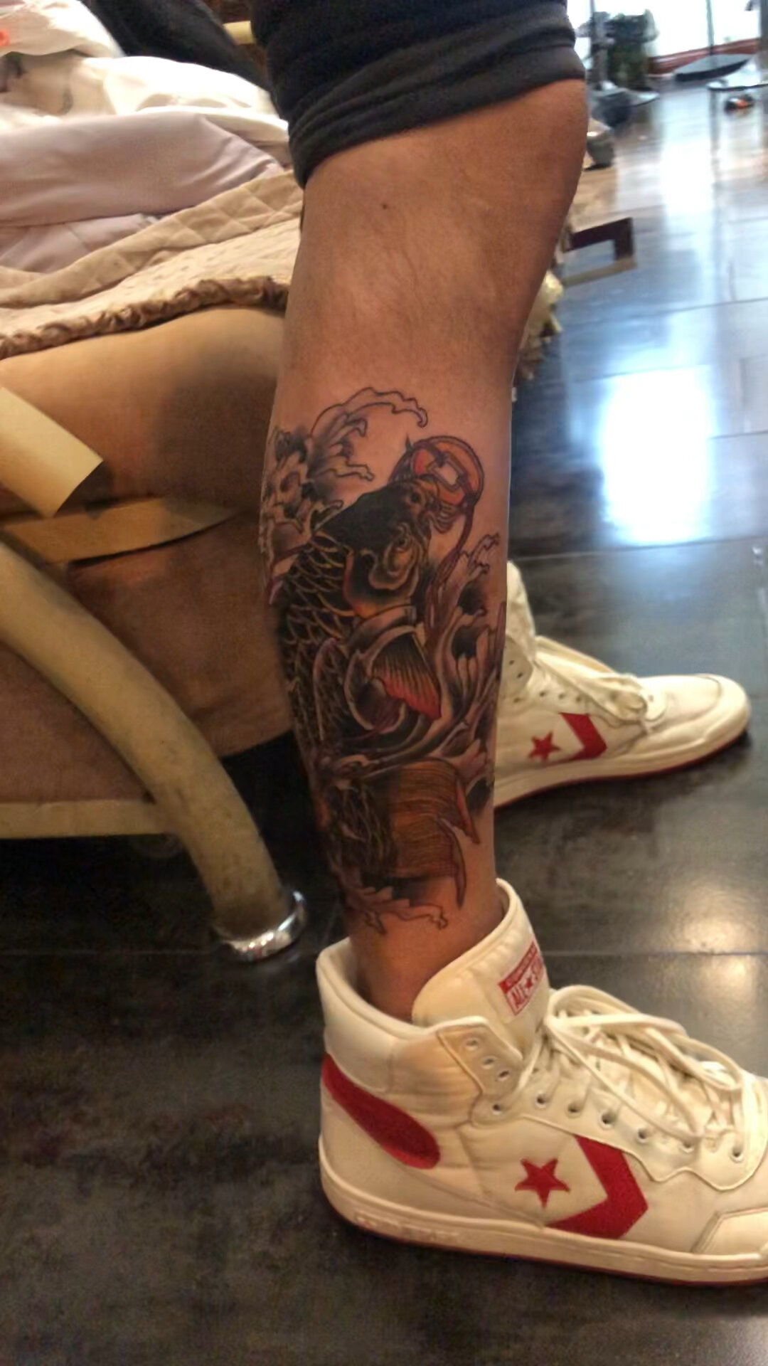 男生包小腿传统招财锦鲤纹身-度小视