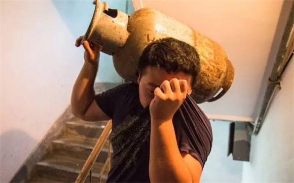 回顾:湖北夫妻捡到弃婴,扛煤气罐供她上博士,24年后生母来认亲