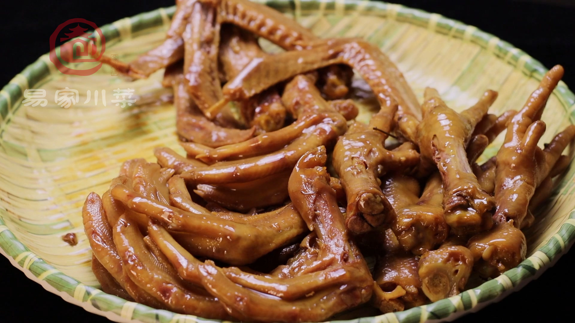 那么通过颠锅簸锅,翻炒,端离火口,调节火力等一系列动作,就是让食材在