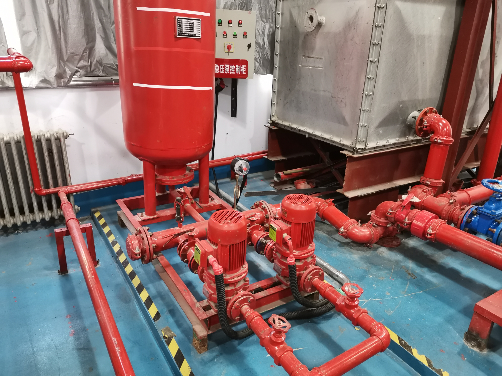 自动喷水灭火系统工作压力和流量测试操作内容如下:1,检查确认消防泵