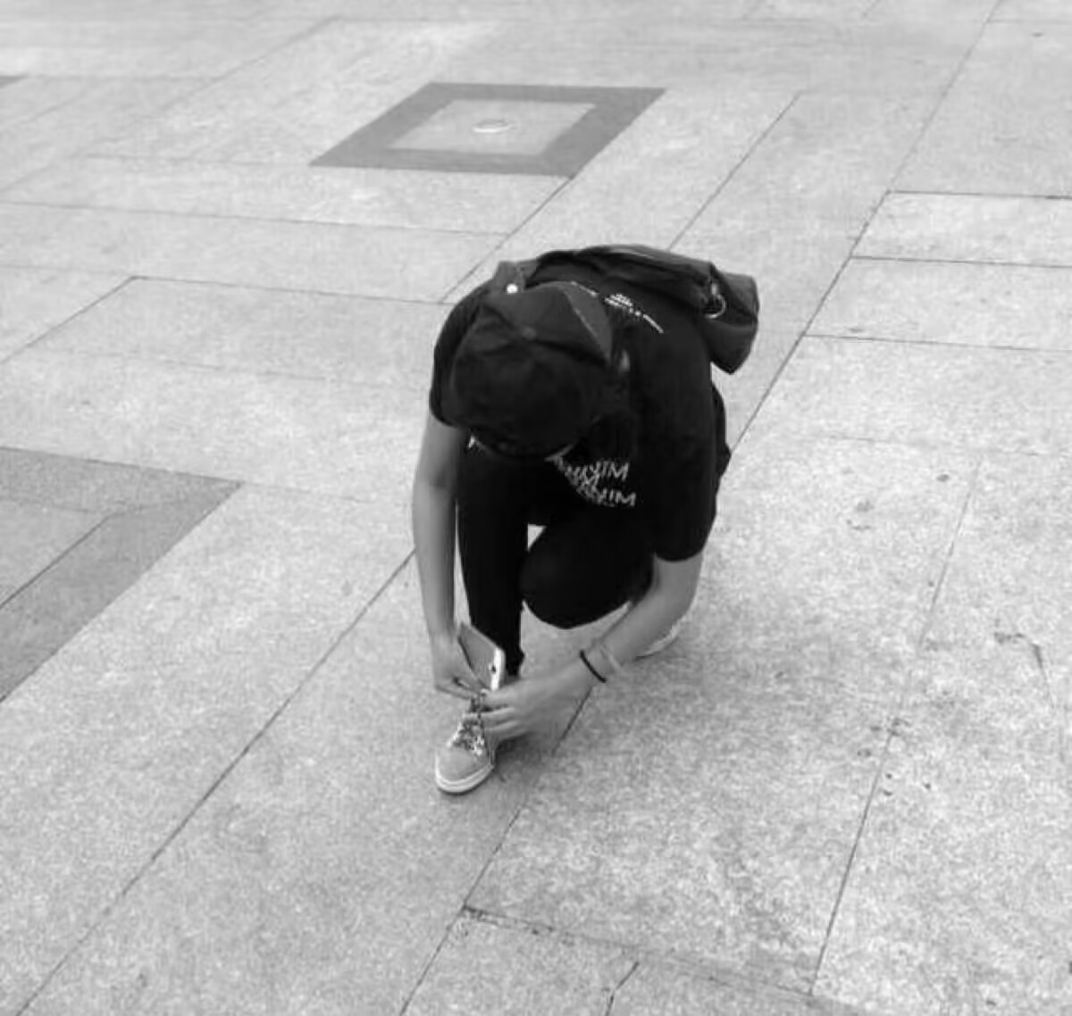 领结婚证路上,男友突然蹲下系鞋带,保洁阿姨:姑娘,不能嫁