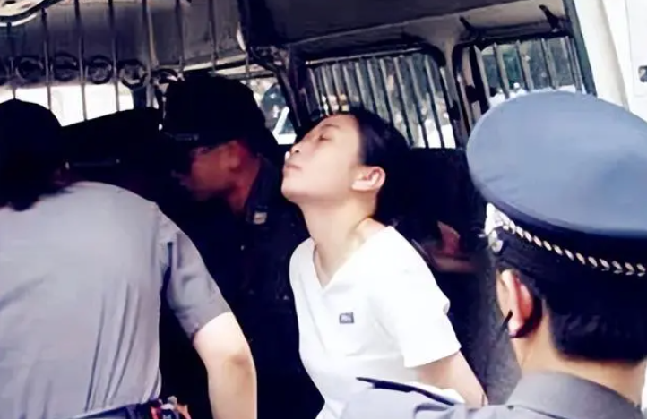 04年方晓红走下法庭,签完字后被抬进死刑执行车,行刑前表情镇定