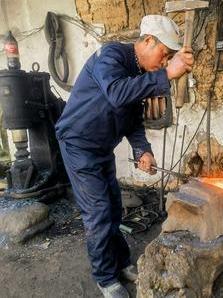 安徽的老铁寄了一块DC53模具钢，让余师傅锻打一把切片刀，#百家真人生活秀#