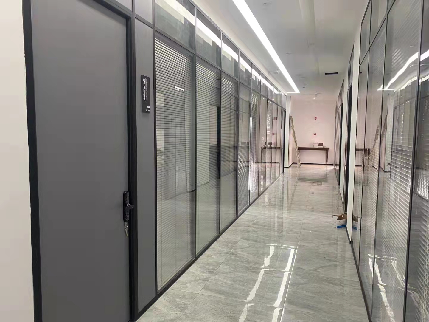 办公室装修使用双层中空玻璃内置百叶玻璃隔断多少钱一平方