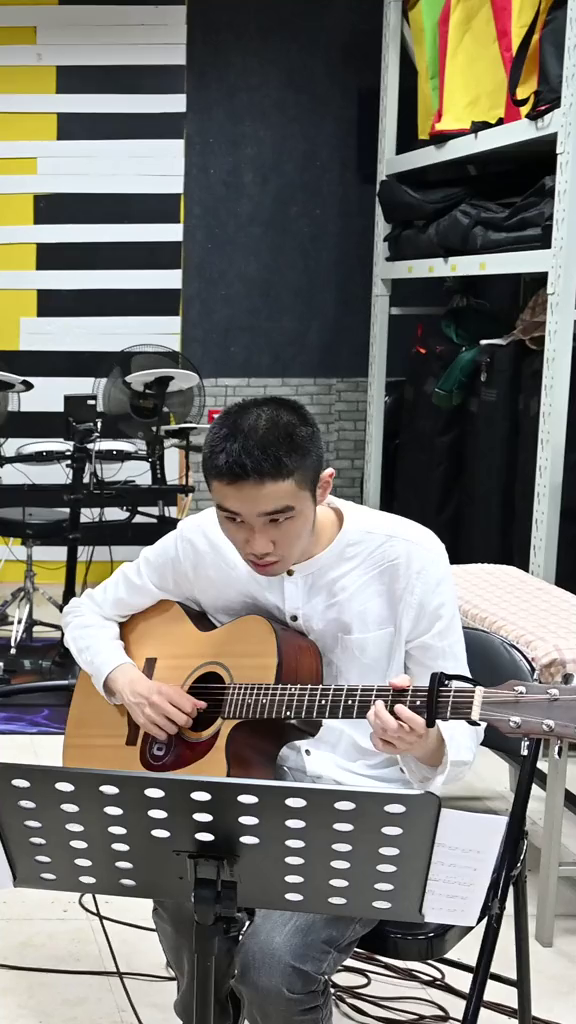 自闭症点亮蓝灯你好星星的孩子会弹吉他的男生真的很有魅力