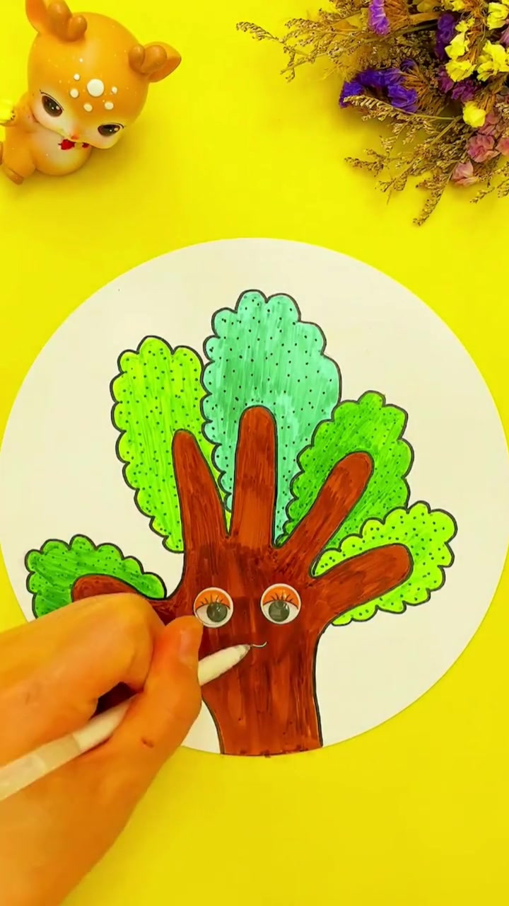 幼儿园大班手掌画大树图片