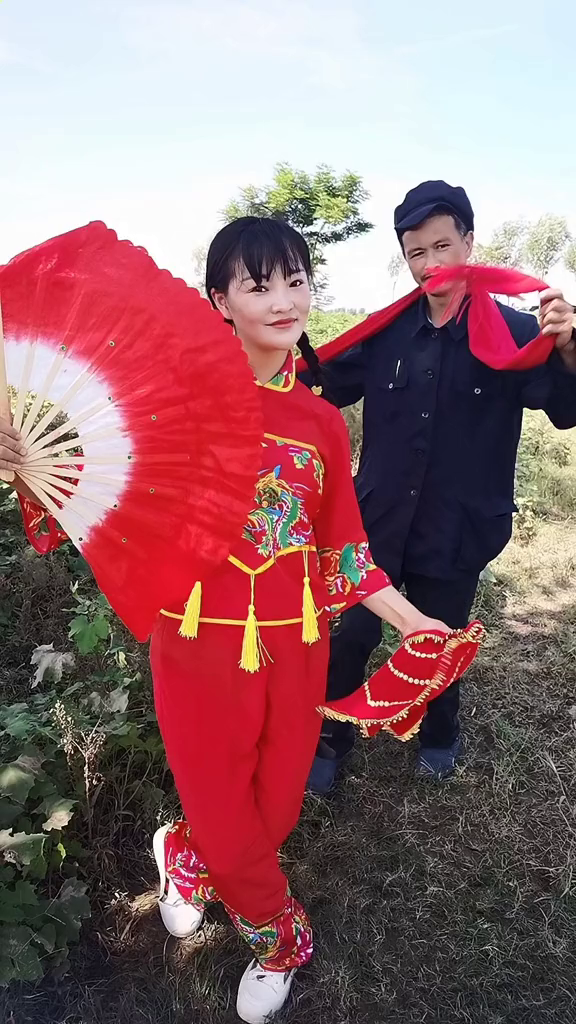 和美女来一段二人转如何