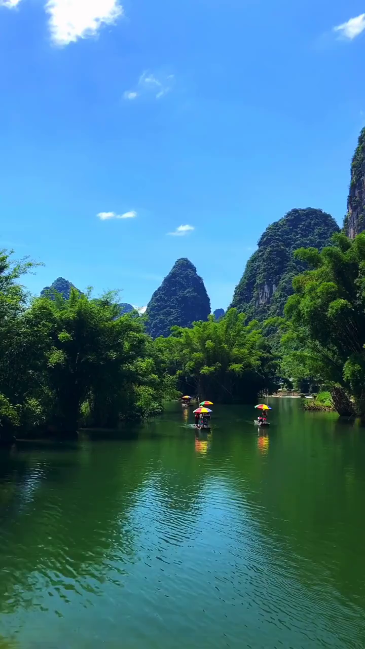 青山綠水,藍天白雲,山水畫卷