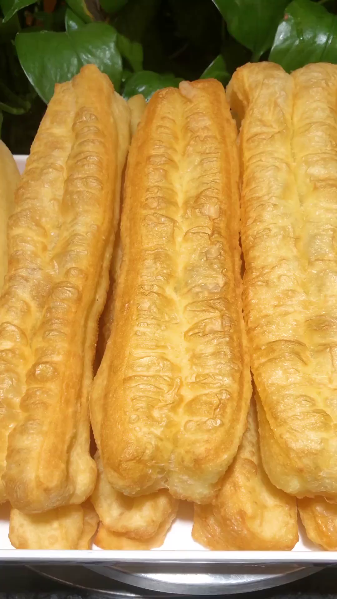 油条配方:白糖20克,小料10克,鸡蛋75克,牛奶175克,细砂糖15克