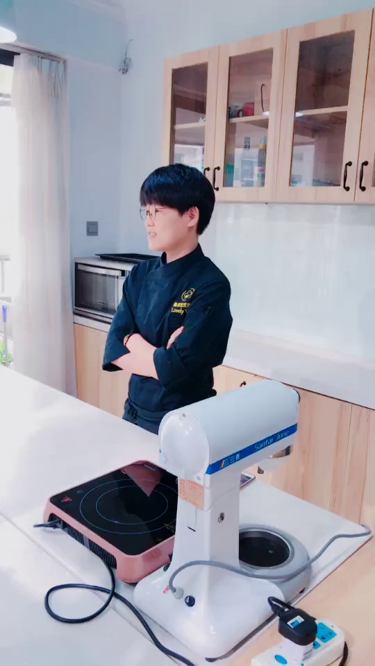 三位同岁的辣妈不约而同地来到晨洁法式西点-度小视