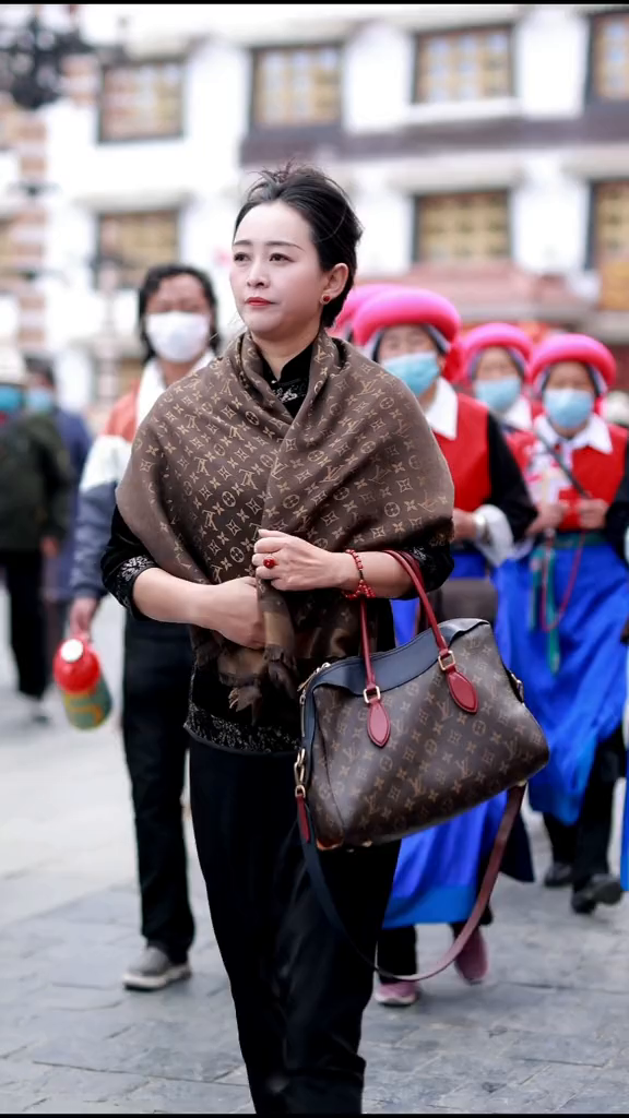 在拉萨大昭寺的街上,西饶姐姐就是这条街最美的风景
