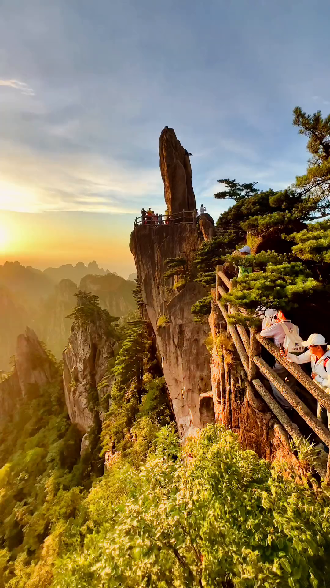 黄山日落中夏天的飞来石日落很美-度小视