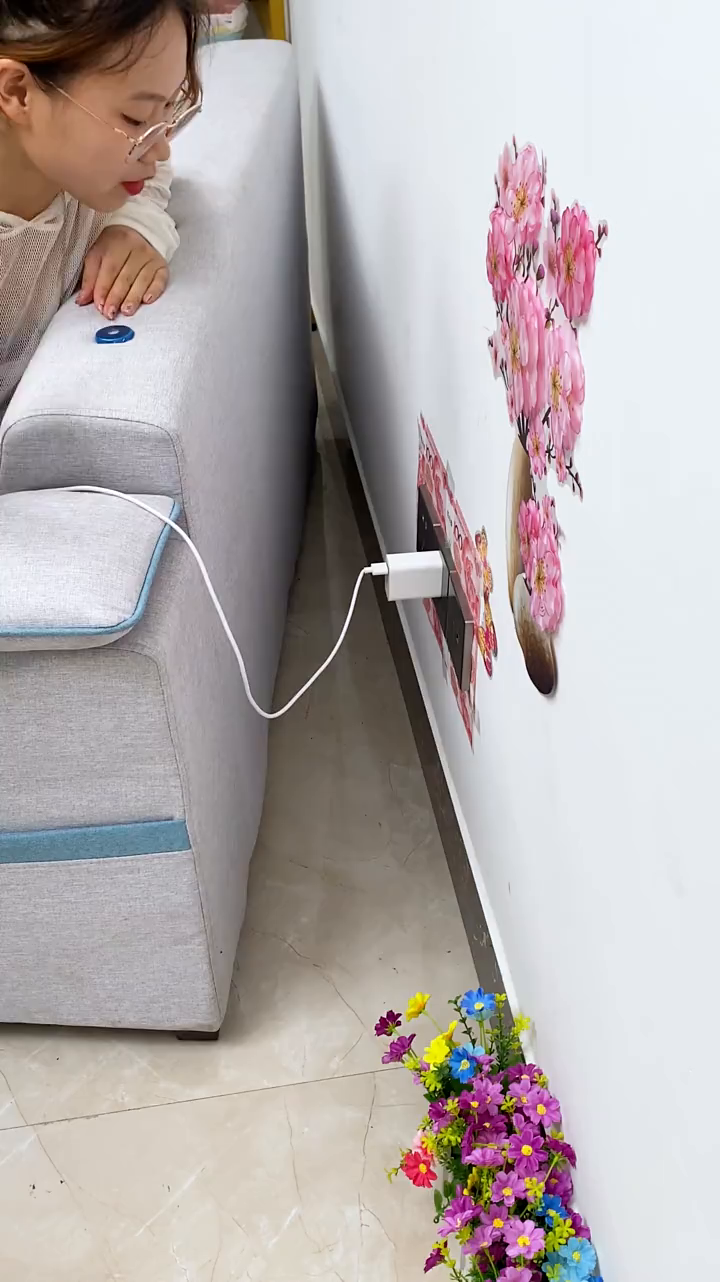 沙发后面插座老是怀疑它很鸡肋,用上马上变废为宝