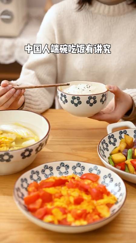 中餐礼仪逢年过节端碗吃饭的规矩教给孩子