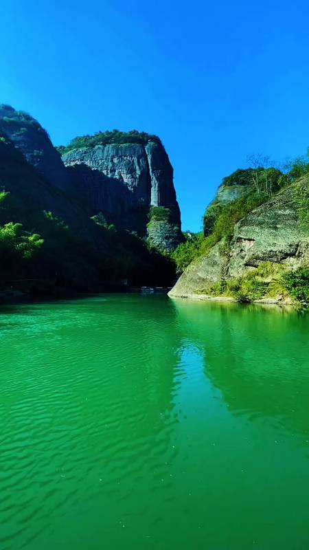 神奇的丹霞天门山资江穿过前方的狭窄处变可看到震撼的天脊