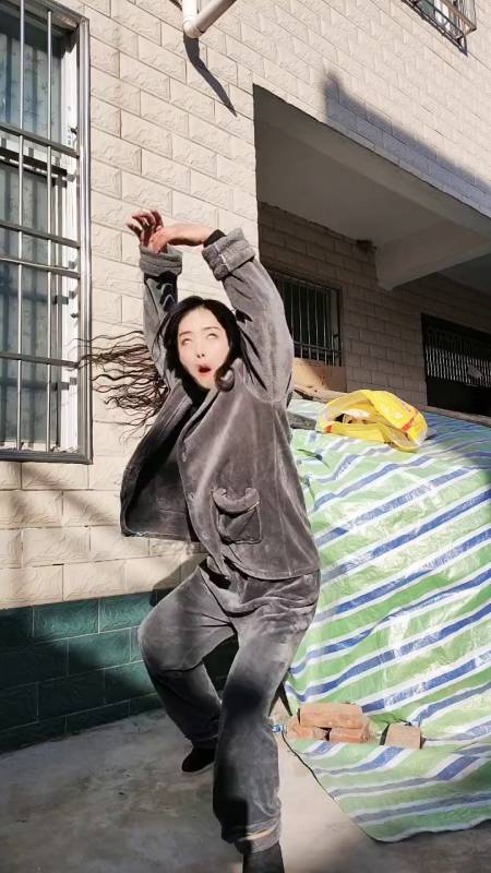 酷盖摆胯舞见过会跳舞的大猩猩吗危险动作请勿模仿-度小视