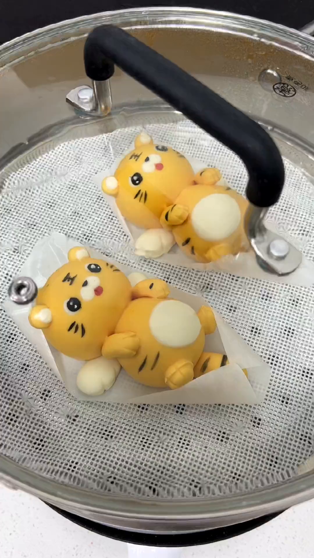 冰箱冻了块剩面,扔了可惜,做了俩老虎包子