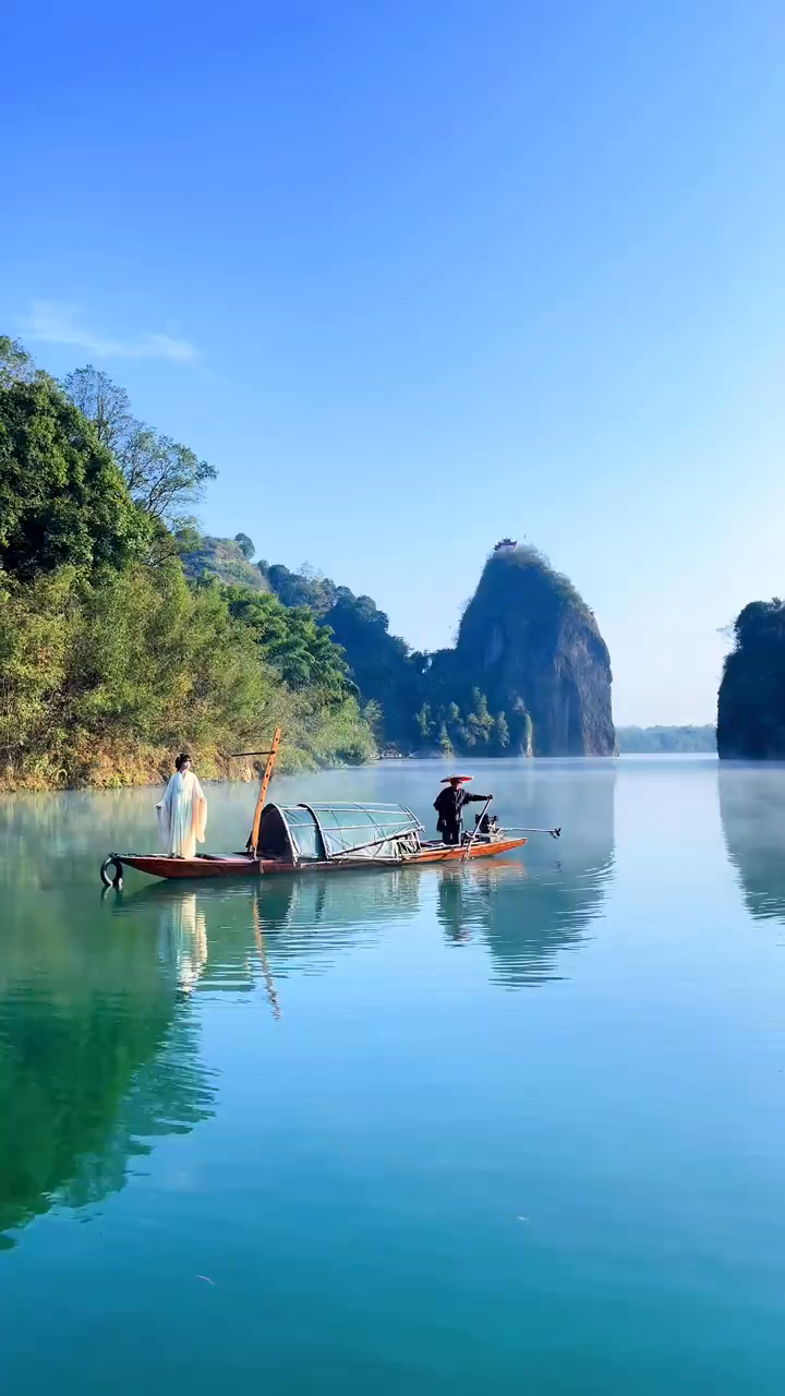 伴山伴水伴云烟,一叶轻舟碧水涧;本是红尘俗世客,奈何痴贪入画中