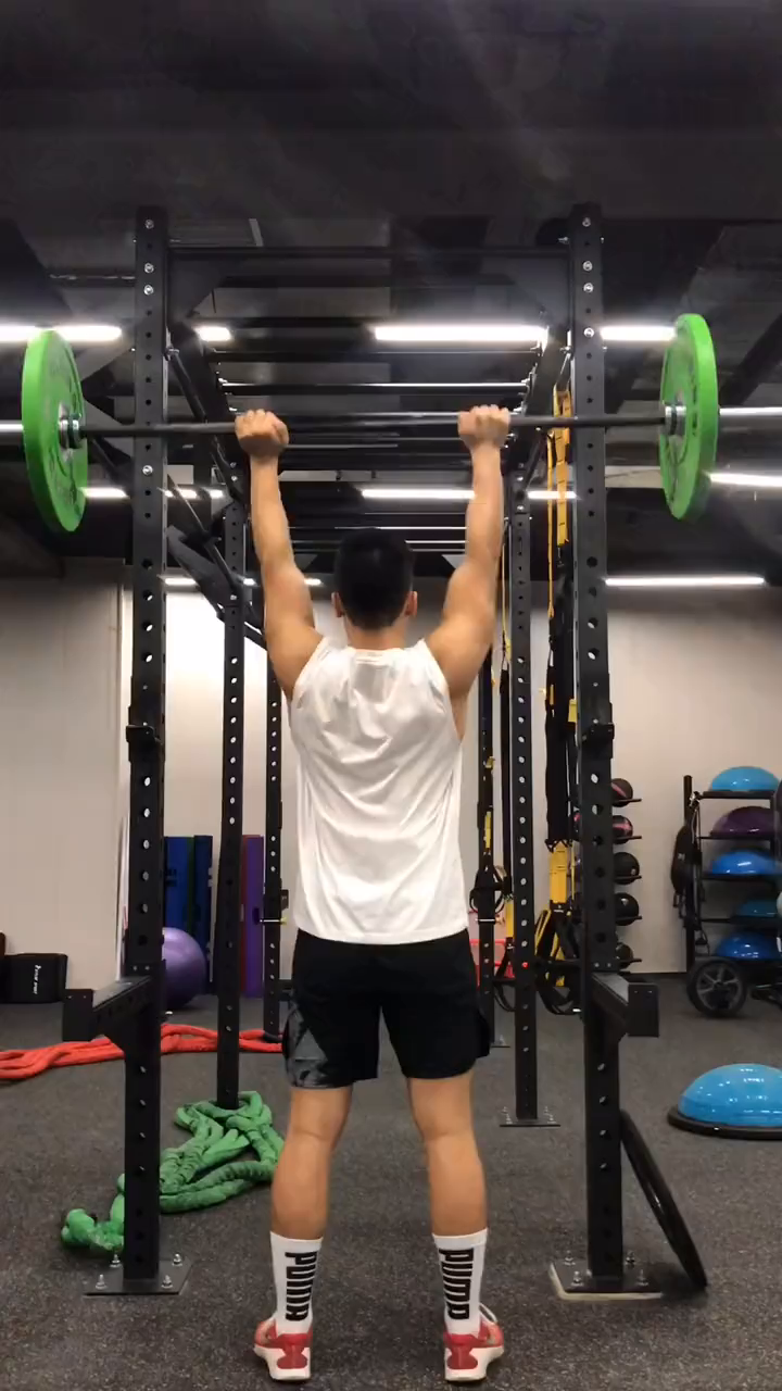 我的体能训练师,今天带我练下肢.