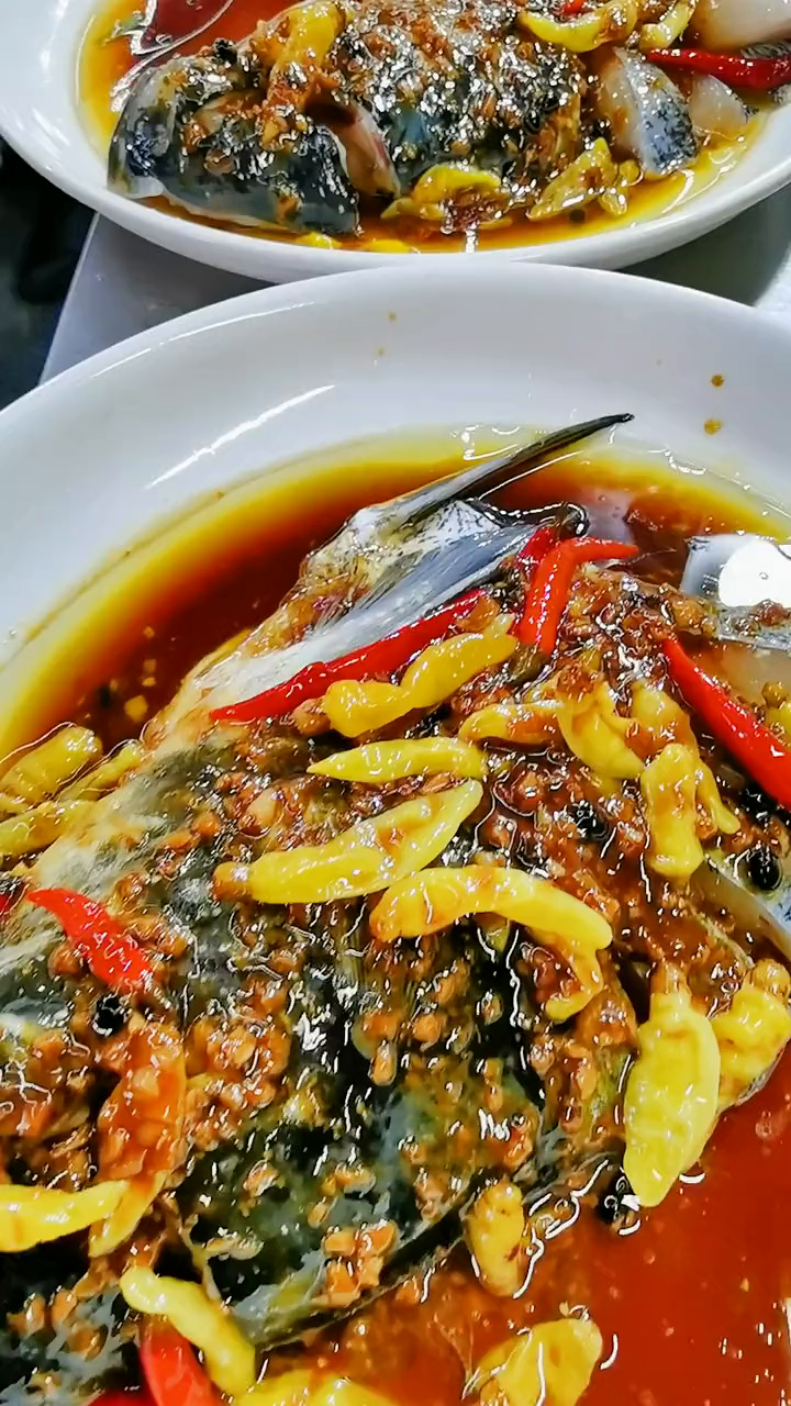 去夜宵排挡必点的高压酱椒鱼头,有人靠他在市中心买了好几套房-度小视